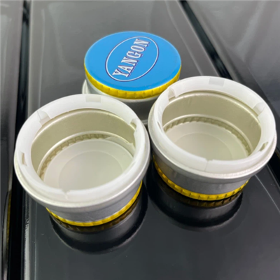 Cum instalez un capac de plastic pe o sticlă?